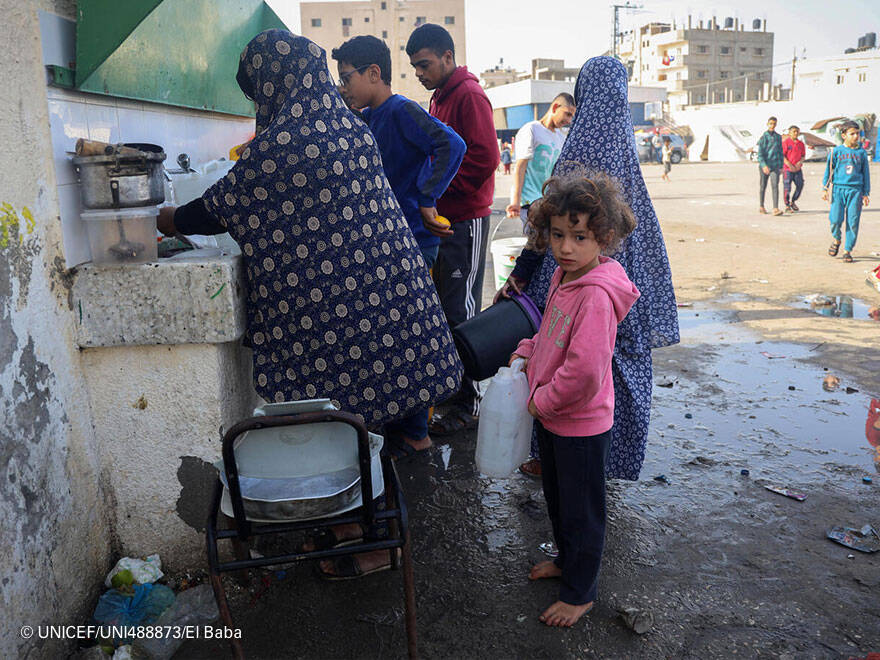 UNI488873 Los puntos de acceso a agua corriente en los campos de refugiados son muy escasos.