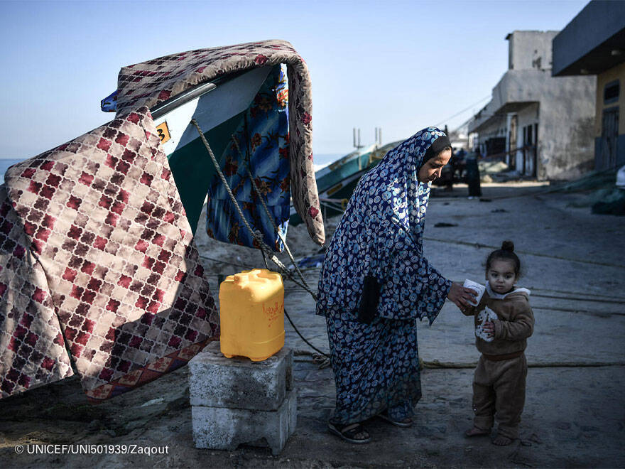 UNI501939 Una madre da agua a su hija en Gaza