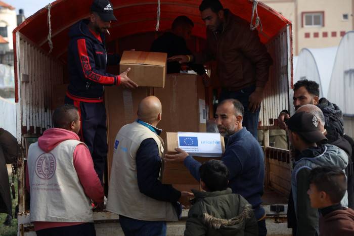 UNICEF reparte suministros vitales.