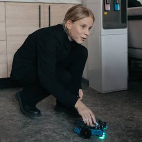 Adolescente con un robot