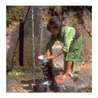 Somos agua potable Una niña se lava las manos