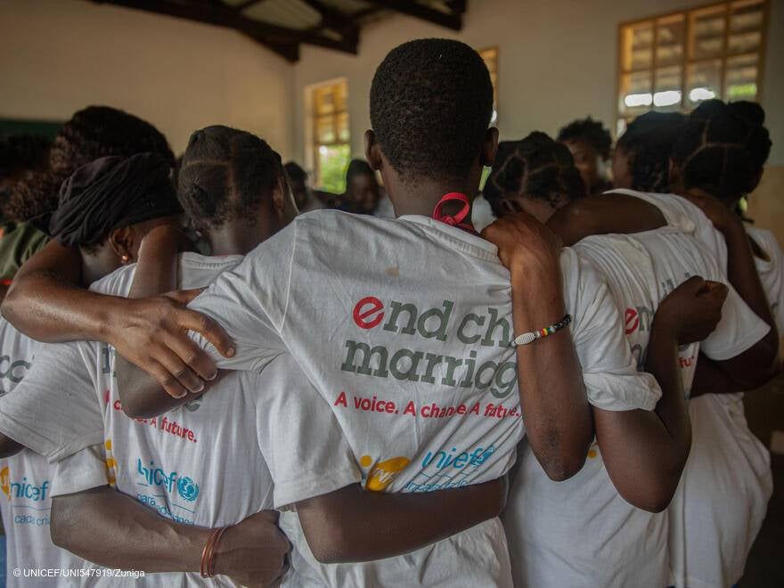 Un grupo de chicas participa en las iniciativas de UNICEF para erradicar el matrimonio infantil.