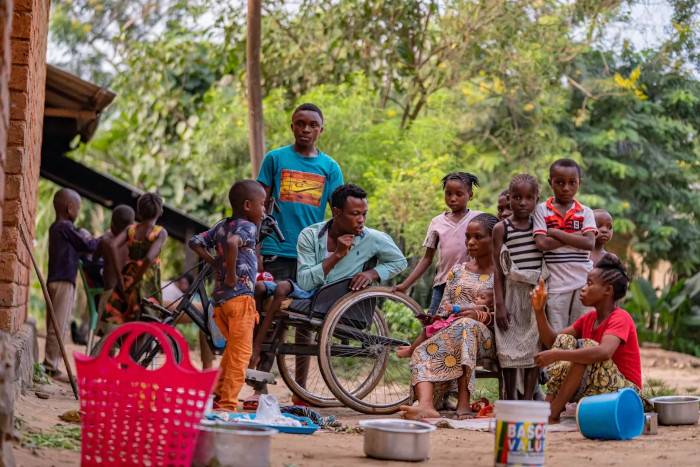 Vacunador apoyado por UNICEF.