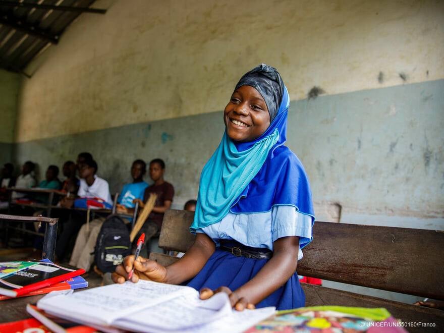 Una adolescente sonríe