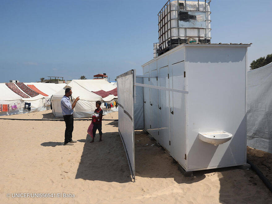 UNI556541 Baños privados en uno de los campos de Rafah.