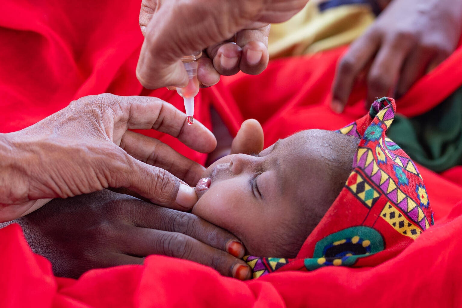 Mahmoud, se embarca con su asistente Sheeba en la campaña de vacunación contra la polio casa por casa. Vacunación en Sudán.