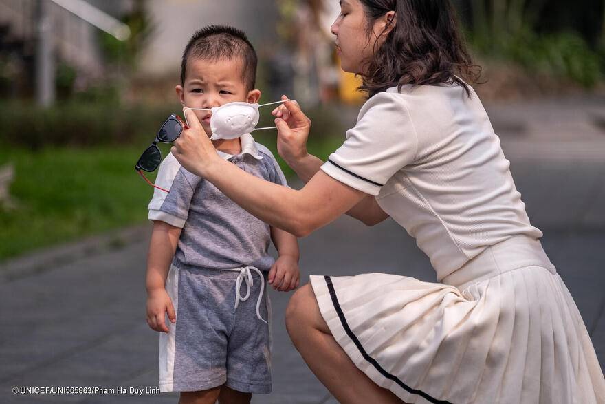 Bui Hoang The Bao, de 3 años, llevaba una máscara cuando salía con su madre Hoang Phuong Thao, de 33, en un parque de una zona residencial de las afueras de Ha Noi.