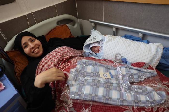 Noura recibe ropa para su bebé.