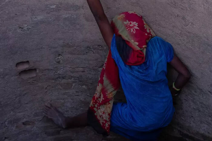 Mayada desciende al pozo de agua para rellenar el contenedor y llevar a su familia.