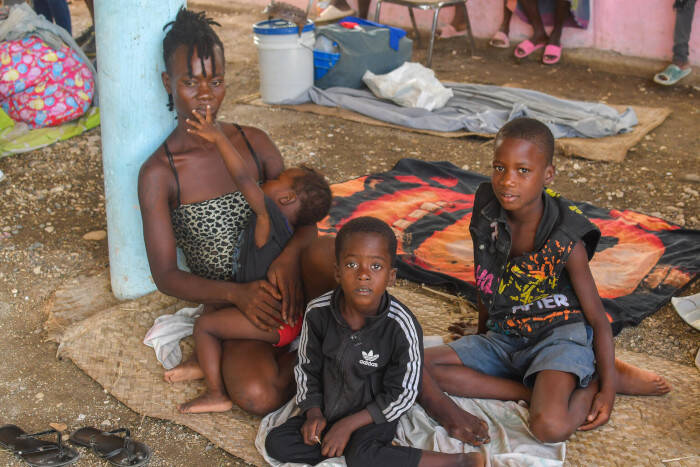 La violencia obliga a esta familia de Haití a huir.