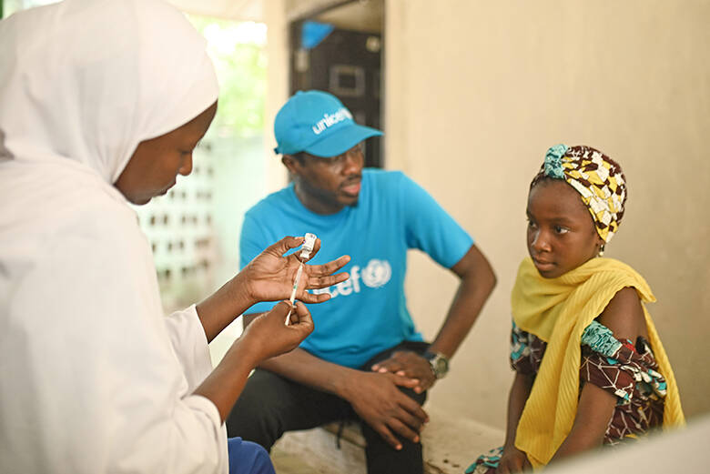 Aisha Awwal, de 12 años, recibiendo la vacuna contra el VPH durante una visita al centro de atención primaria de salud de Gwagwarwa, en el estado de Kano. Aisha Awwal, de 12 años, recibiendo la vacuna contra el VPH durante una visita al centro de atención primaria de salud de Gwagwarwa, en el estado de Kano.