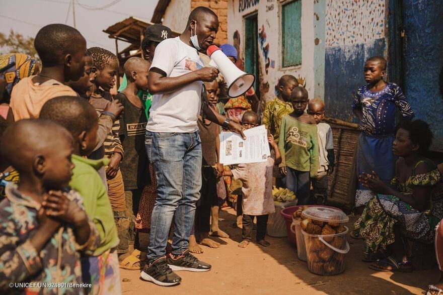 Innocent Murula, un trabajador de sensibilización comunitaria apoyado por UNICEF, utiliza su megáfono para concienciar a la comunidad sobre la viruela polimorfonuclear en Kamanyola, provincia de Kivu del Sur, RD del Congo