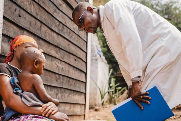 El Dr. Christian Sibula, director de enfermería del Hospital Kavumu