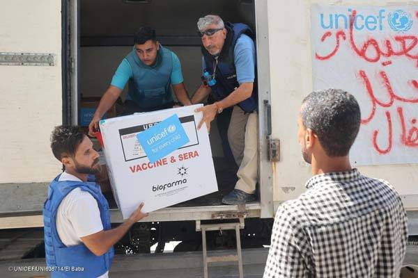 Personal de UNICEF descarga la vacuna antipoliomielítica oral de tipo 2 en el almacén de UNICEF en Deir Al Balah, en la Franja de Gaza.