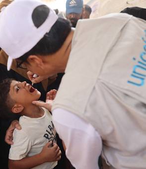 Vacunación en emergencias Un niño siendo vacunado