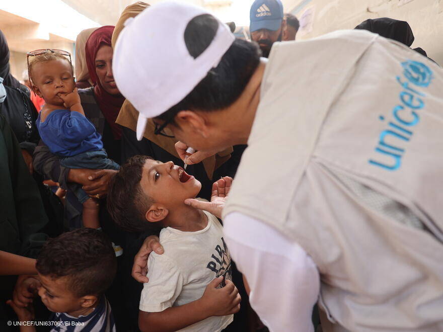 La participación de las familias en esta iniciativa ha superado todas nuestras expectativas. Imagen de un niño siendo vacunado