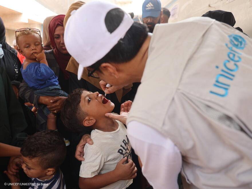 Imagen de un niño siendo vacunado