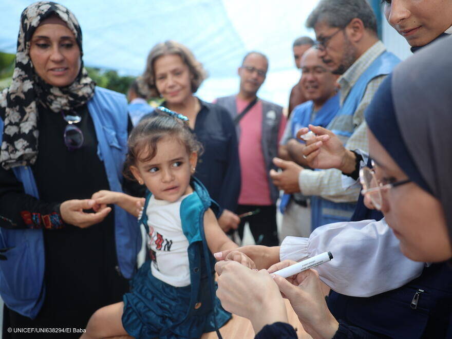 Gracias a personas como tú hemos podido estar en todo momento junto a los niños y niñas gazatíes Una niña siendo vacunada