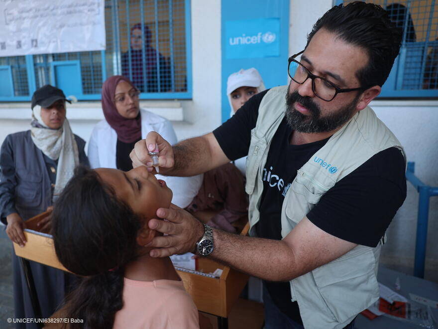 Los niños y las niñas de Gaza necesitan urgentemente reforzar su sistema inmunitario. El equipo de UNICEF en la zona también administra vitamina A para los más pequeños.