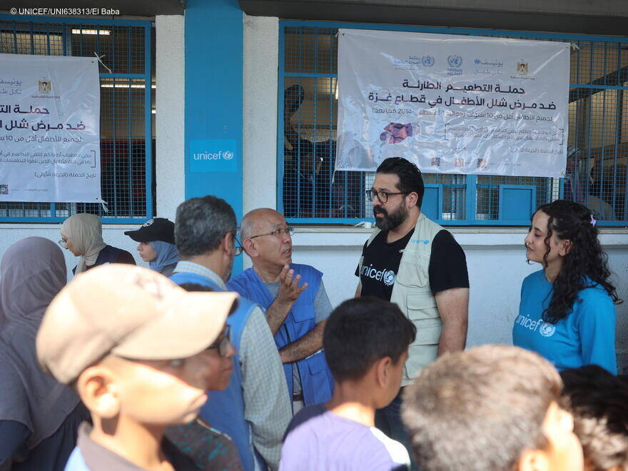 Nuestros compañeros coordinan la distribución de la vacuna en un centro de salud de Jan Yunis. Staff de UNICEF trabajando en la zona