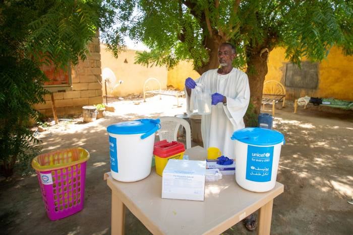 UNICEF distribuye sales de rehidratación oral.