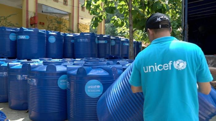 UNICEF distribuye tanques de agua a las familias afectadas por el tifón Yagi en el sudeste asiático.