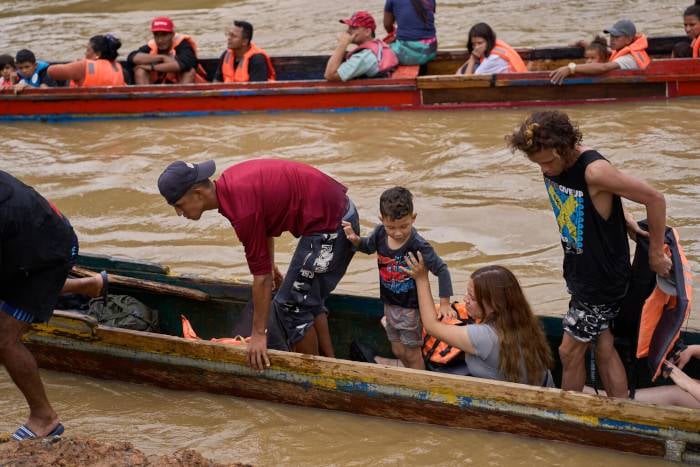Familias migrantes hacen la travesía en barcas.