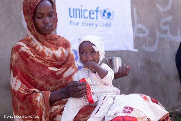 Khadija, una niña de 13 meses con desnutrición, come un alimento terapéuticos listos para su uso en el centro de salud de Elhmedia, en Rokoro, Darfur Central.