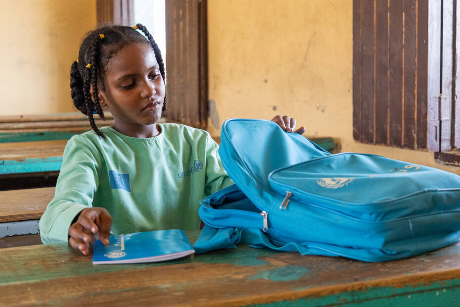 Ahora Wisam puede asistir a su clase de inglés y cuando llega el momento de tomar notas, puede coger de su mochila el cuaderno y los lápices que necesita. Wisam en la escuela