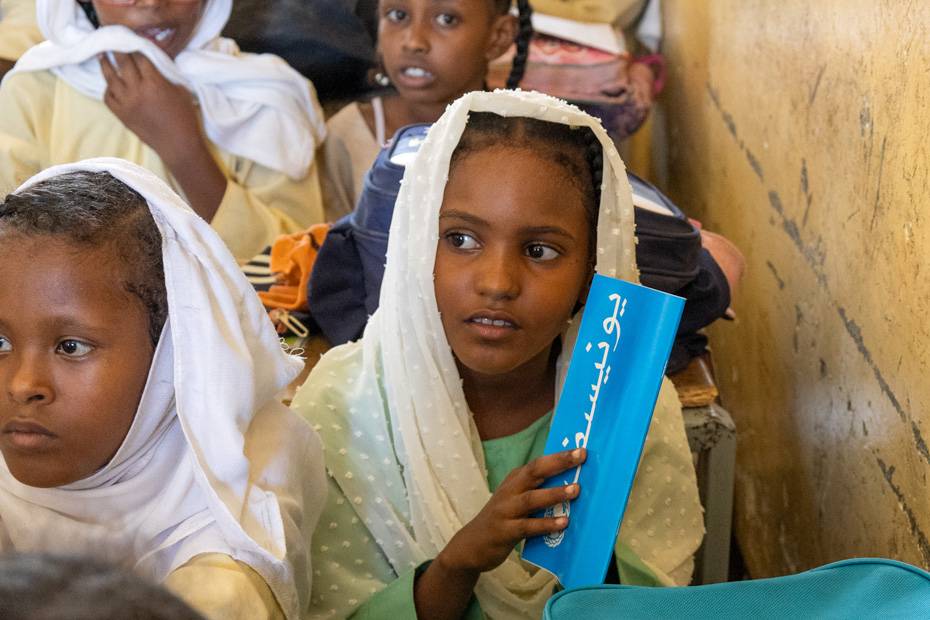 Una niña en la escuela