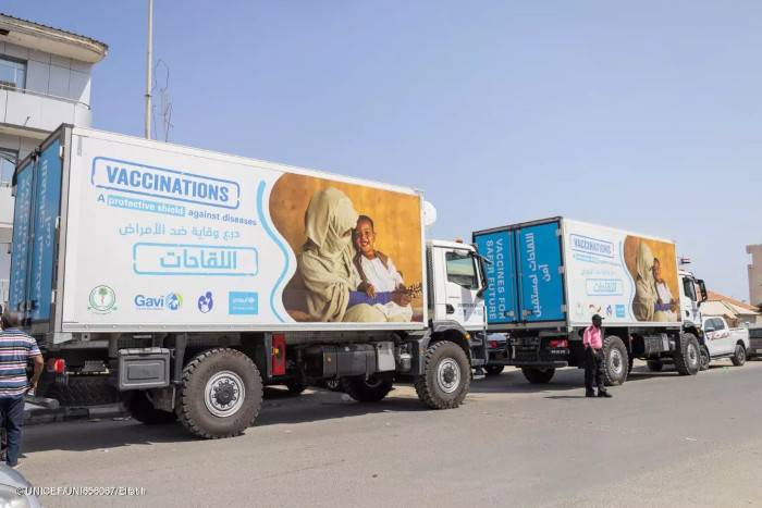 Camiones refrigerados transportando vacunas.