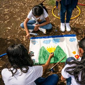 Un grupo de niños y niñas