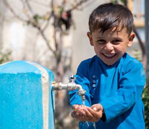 Un niño se lava las manos