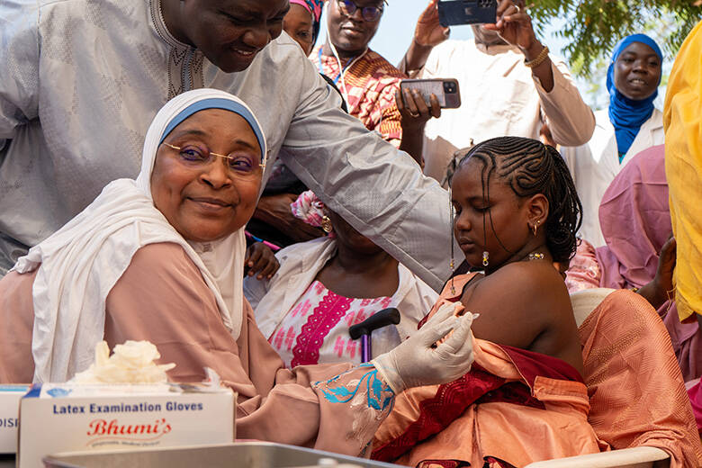 Fatoumata fue la primera joven en recibir la vacuna del VPH en Mali Fatoumata fue la primera joven en recibir la vacuna del VPH en Mali