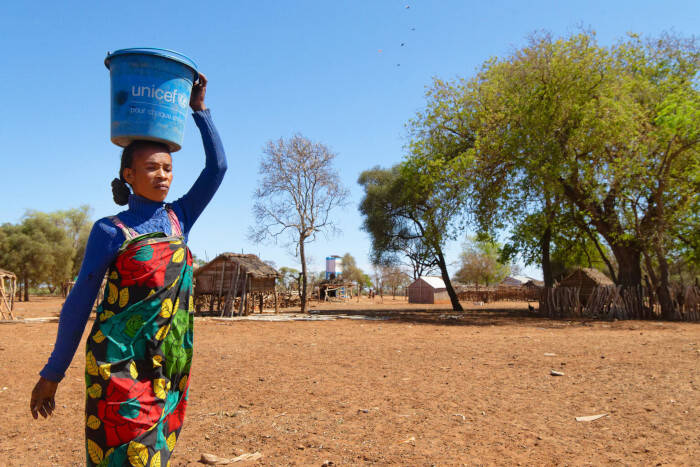 UNICEF distribuye agua limpia en países afectados por la sequía.