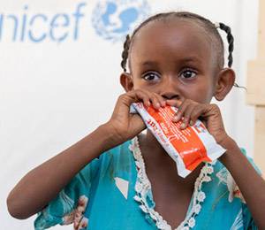 Awtad acude a la clínica Alkarama, apoyada por UNICEF. Una niña se alimenta con sobre RUTF.