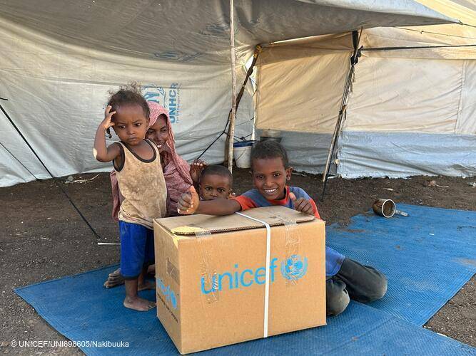 UNICEF y nuestros aliados distribuimos más de 300 kits de suministros esenciales a familias desplazadas de Al Jazirah, en el estado de Kassala.