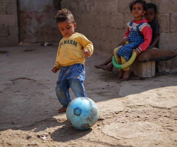 Con solo 4 meses, Sanad sufría desnutrición severa. Un niño juega con un balón de futbol