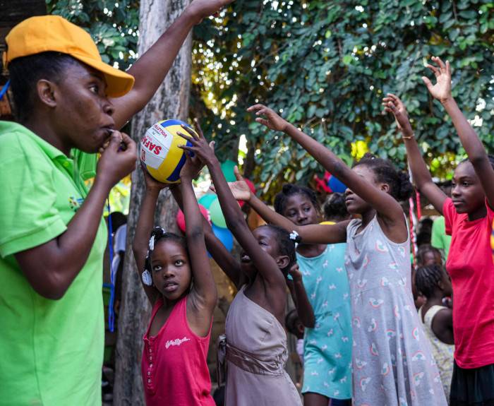 Niños y niñas reciben apoyo psicosocial en Haití.