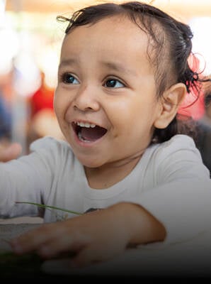 Educación en derechoS Una niña sonríe