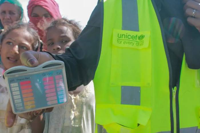 Controlamos la calidad del agua en los campamentos de refugiados.