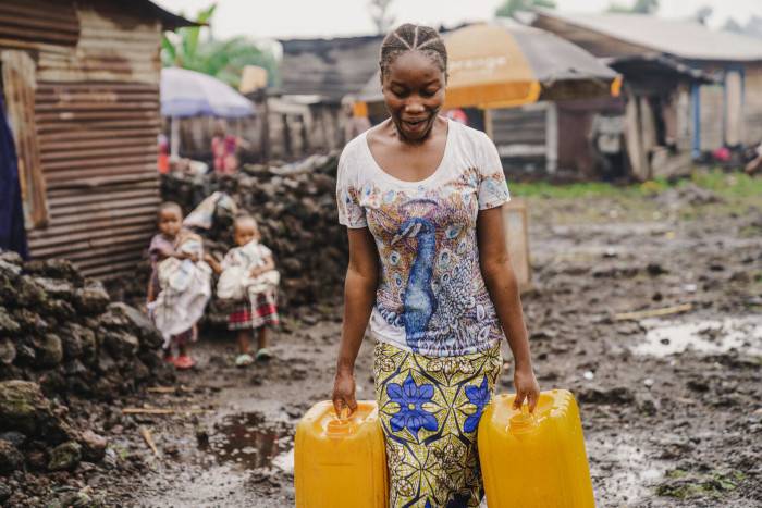 UNICEF distribuye agua limpia en RDC.