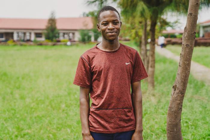 Un adolescente en su instituto en RDC.