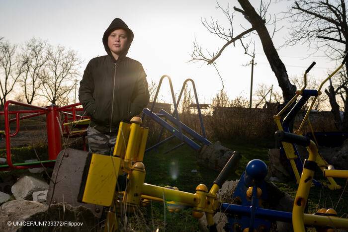 Timofii, de 11 años, posa delante de las ruinas del jardín de infancia al que asistía en el pueblo de Partyzanske, en la región de Mykolaiv, destruido por los bombardeos.