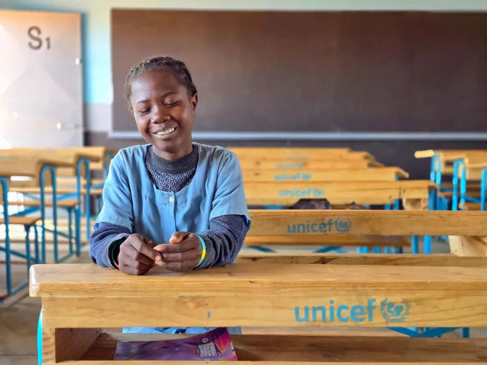 Una niña en una clase con energía solar.