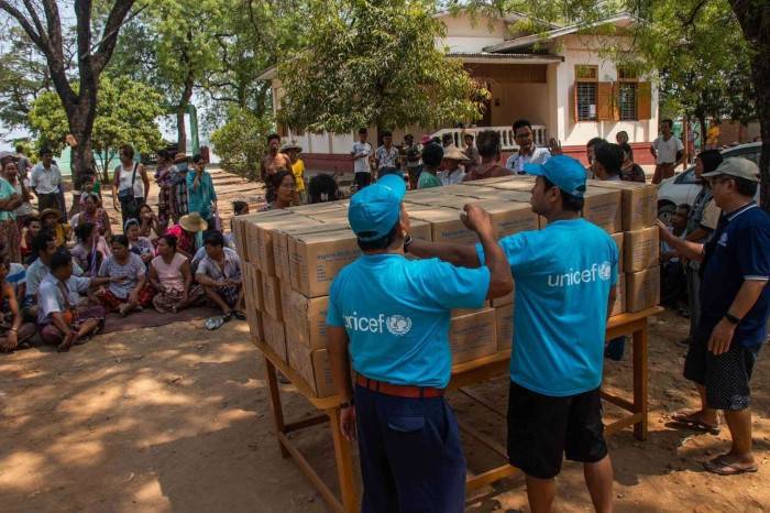 UNICEF distribuye suministros en Myanmar.