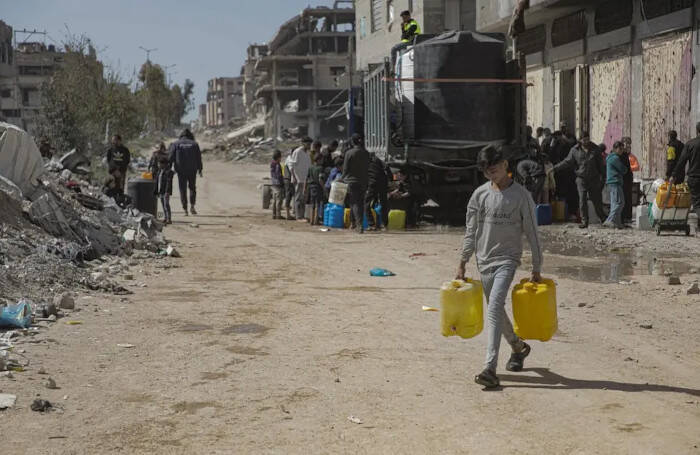 UNICEF distribuye agua en Gaza.