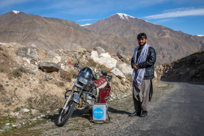 Un vacunador apoyado por UNICEF en Afganistán.
