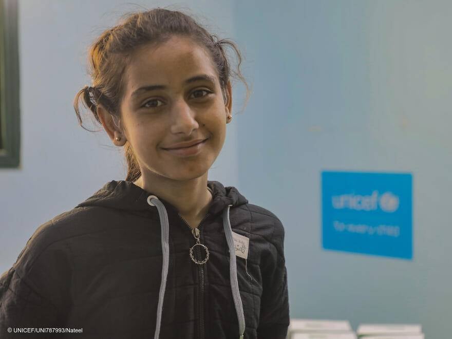 La pequeña Maryam, con sus nuevos audífonos, podrá volver a clase y escuchar a sus profes.