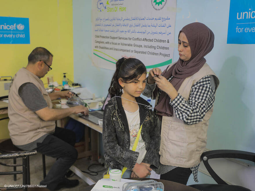 El equipo de UNICEF en Gaza ha hecho posible que Mais vuelva a escuchar la voz de su madre. El equipo de UNICEF en Gaza ha hecho posible que Mais vuelva a escuchar la voz de su madre.